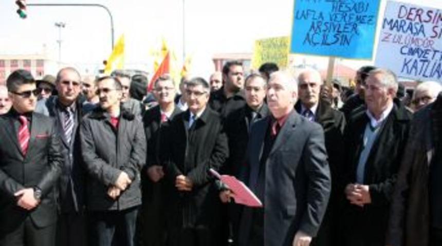 Sivas davasında zaman aşımına tepki g&ouml;steren grup, gazetecilere saldırdı