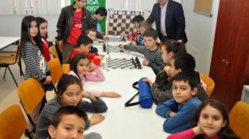 &Ccedil;ocuklara santran&ccedil; kursu veriliyor