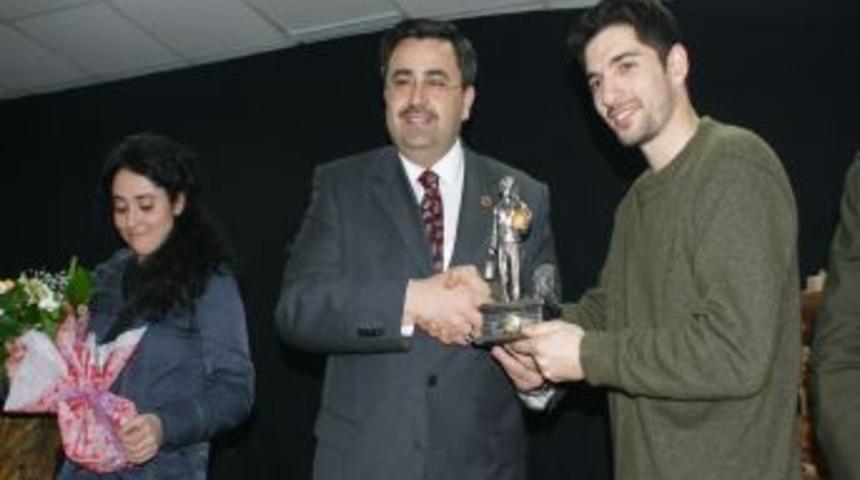 Kırkağa&ccedil;'ta 'Bir Hil&acirc;l Uğruna Batan G&uuml;neşler' isimli oyun sahnelendi