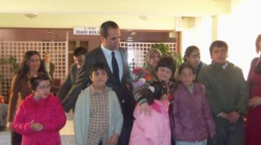 Engelli &Ouml;ğrencilerden Huzurevine Ziyaret