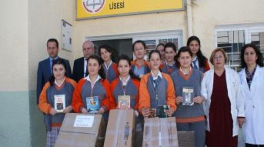 Bitlis'teki &ouml;ğretmenin kitap isteğine Fethiye karşılık verdi