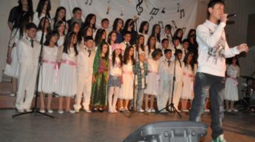 G&uuml;roymaklı &ouml;ğrenciler 15 dilli konserin son provasını yaptı