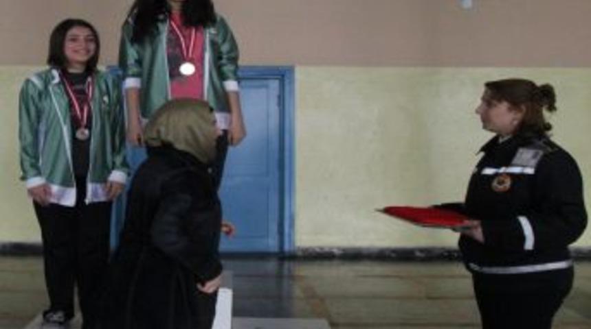 Kız &ouml;ğrenciler eskrimde şampiyon oldu