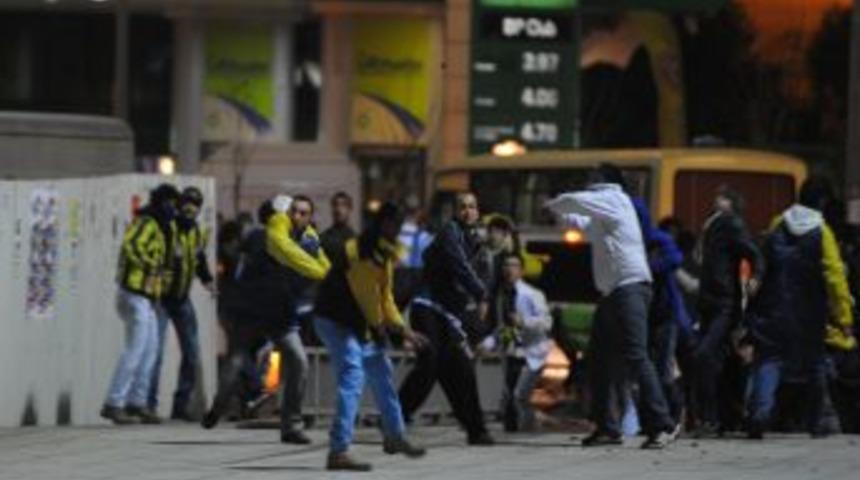 Aziz Yıldırım tahliye olmadı adliye &ouml;n&uuml; karıştı