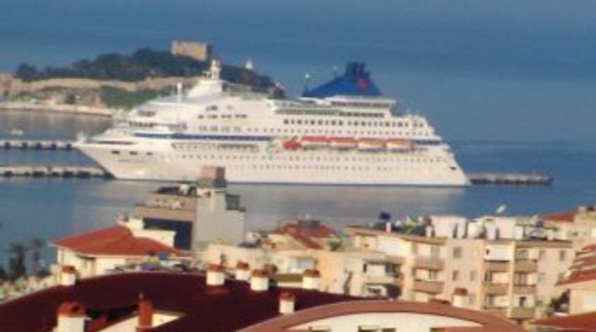 Kuşadası&rsquo;nın kruvaziyer siftahı komşudan