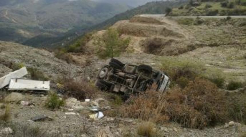 Minib&uuml;s U&ccedil;uruma Yuvarlandı: &Uuml;&ccedil; Yaralı