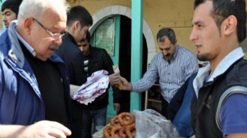 6 yıldır cuma namazından sonra ikram dağıtıp, &ouml;lenlerin ruhuna dua ediliyor