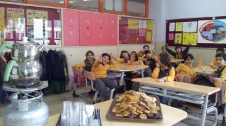 Toroslu &ouml;ğrenciler &ccedil;ay demlemesini sınıfta uygulamalı &ouml;ğrendi