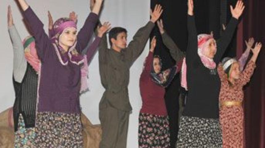 AKMEK kursiyerlerinden tiyatro