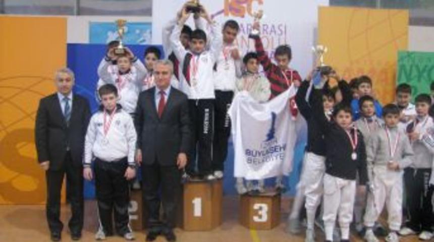 Eskrim şampiyonasında minikler madalya i&ccedil;in kılı&ccedil; salladı
