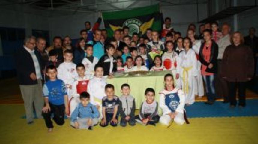 Taraftarlardan taekwondoculara moral ziyareti
