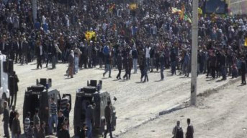Nevruzu bahane eden grup sokakları savaş alanına &ccedil;evirdi