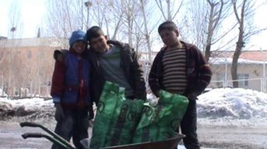 Hamurlu &ccedil;ocuklar k&ouml;m&uuml;r toplayarak para kazanıyor