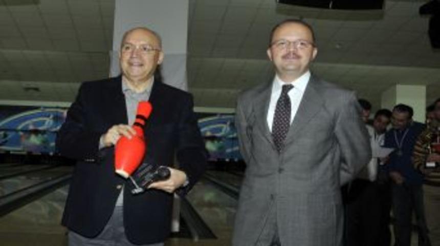 Bowling şampiyonları &ouml;d&uuml;llerini aldı