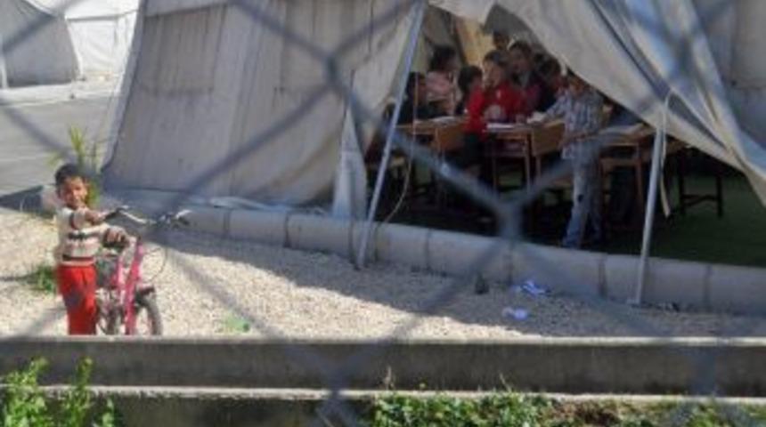 Suriyeli minikler her şeyden &ouml;nce zafer işaretinin anlamını &ouml;ğreniyor