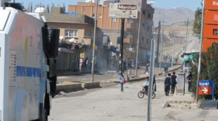 Cizre’de izinsiz gösteride 3 polis yaralandı