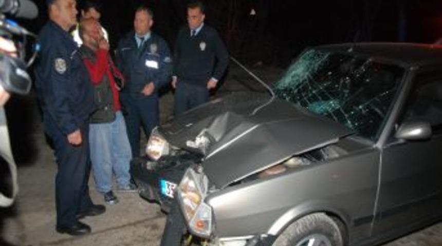 Kaza yaptığını farketmeyen alkoll&uuml; s&uuml;r&uuml;c&uuml; ara&ccedil;ta sızdı