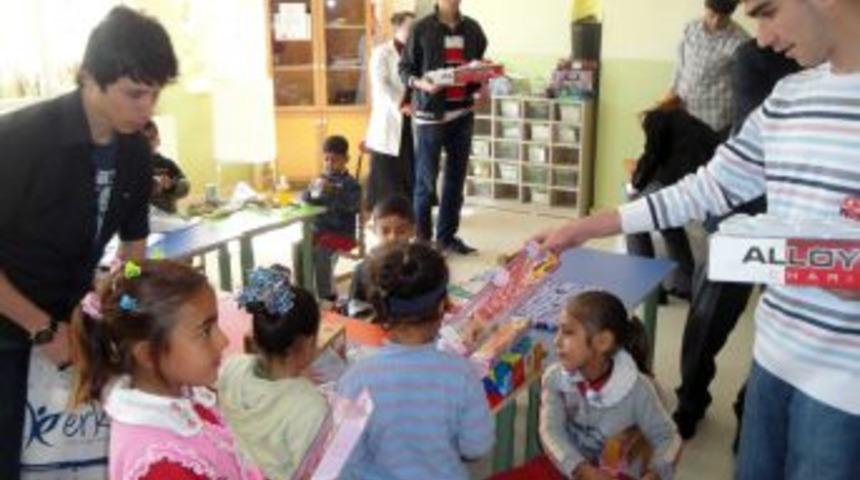 &Ouml;zel Erkul&rsquo;dan Şanlıurfa&rsquo;daki kardeş okullarına yardım