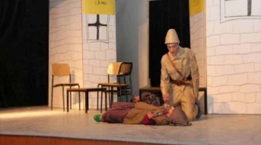 Kimsesiz &ccedil;ocuklar şehitleri tiyatro ile andı