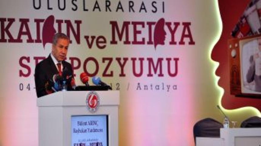 B&uuml;lent Arın&ccedil;: TV programlarında toplumun değerlerine karşı bir dil kullanılıyor