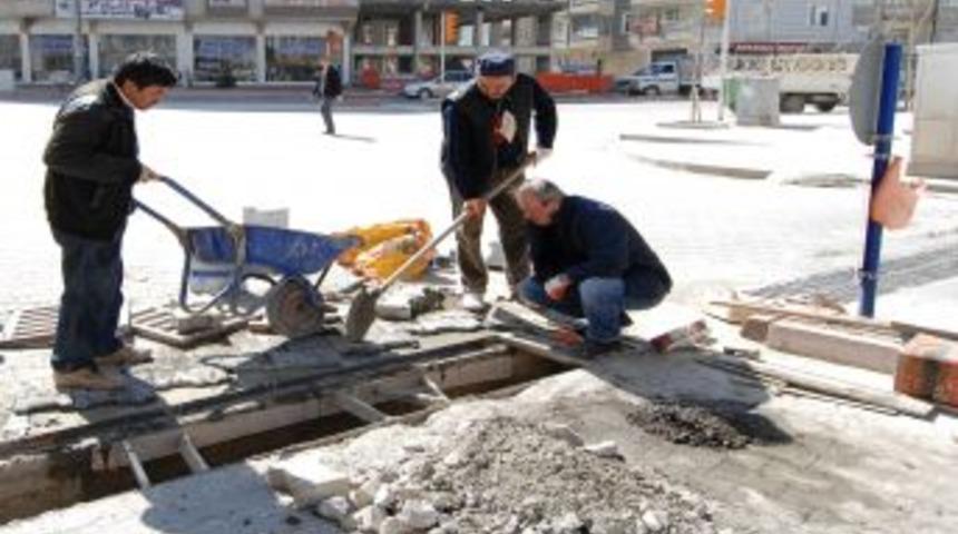 Eriyen kar sularının sele d&ouml;n&uuml;şmemesi i&ccedil;in kanallar temizleniyor