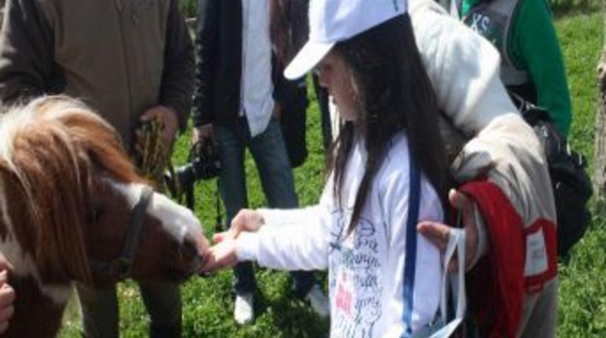 Otistik &Ccedil;ocuklara Atlı Terapi