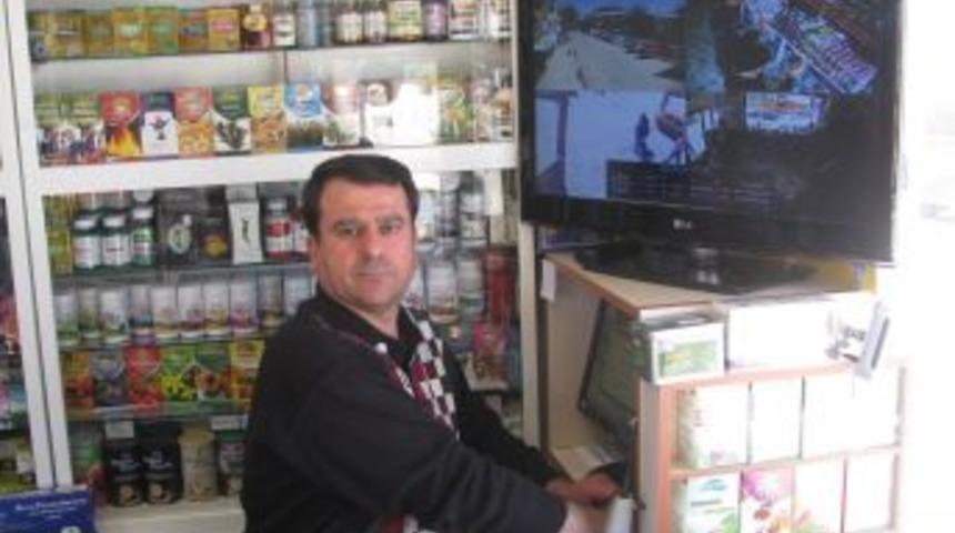 Kaza ve hırsızlık olayları esnafın kurduğu mobese kamerası ile &ccedil;&ouml;z&uuml;l&uuml;yor