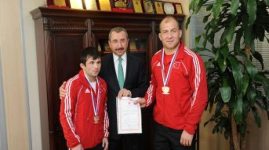 Sancaktepe Belediyesi'nden Balcı'ya ev Peker'e 30 altın