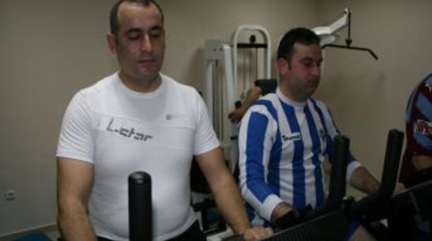 Tuzla'da polisler &ouml;nce saunada terliyor