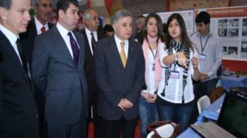 Mucit &ouml;ğrenciler eserlerini sergiledi