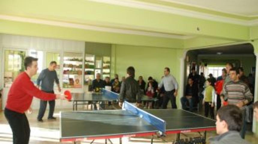 &Ouml;ğrenci velileri masa tenisi turnuvasında ter d&ouml;kt&uuml;