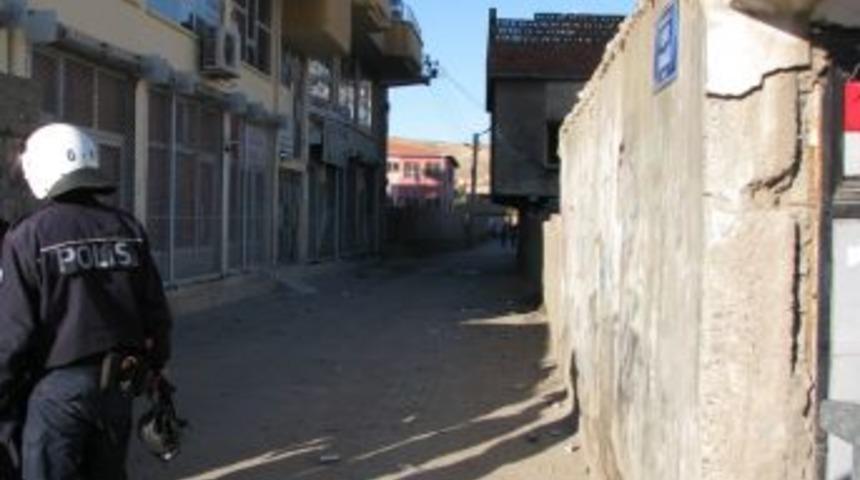 Cizre&rsquo;deki nevruz kutlamasında polise ateş a&ccedil;ıldı: 2 polis ağır yaralı