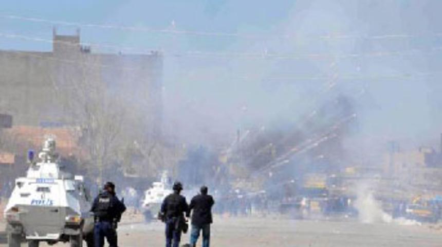 Cizre'de polise ateş a&ccedil;ıldı; 3 yaralı