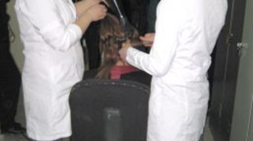 Toplum Merkezi kursiyerlerinden kadın mahkumlara sa&ccedil; ve cilt bakımı