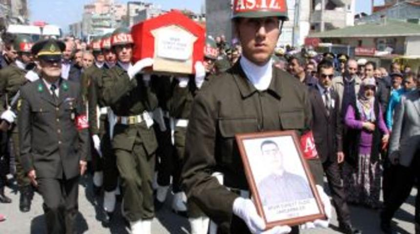Arkadaşının silahından &ccedil;ıkan kurşunla &ouml;len asker, g&ouml;zyaşlarıyla uğurlandı