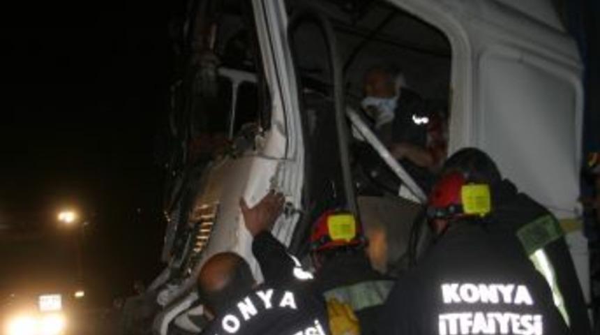 Tır Kamyona &Ccedil;arptı: 2 Yaralı