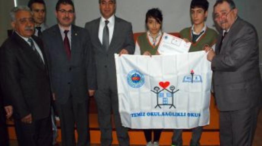 Adıyaman'da okullar beyaz bayraklarla donatılıyor