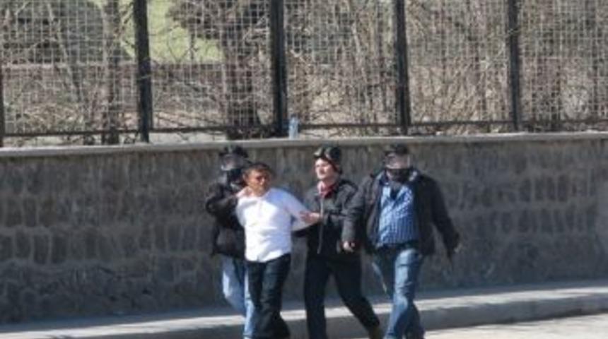 Cizre&rsquo;de ağır yaralanan polisin hayati tehlikesi s&uuml;r&uuml;yor