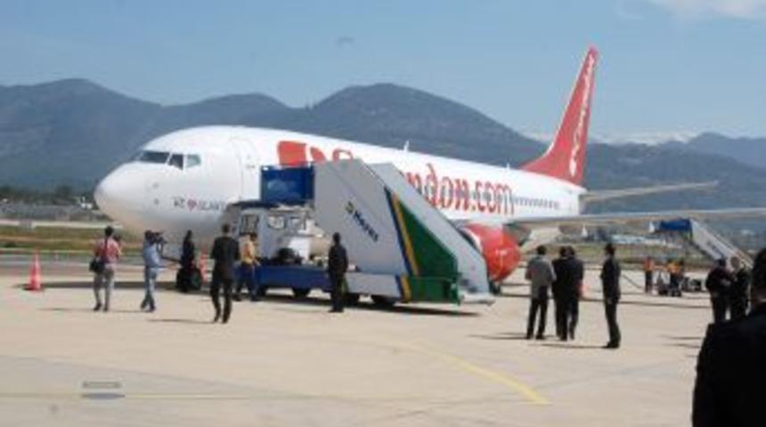 Gazipaşa Havalimanı'na ilk kez b&uuml;y&uuml;k g&ouml;vdeli u&ccedil;ak indi