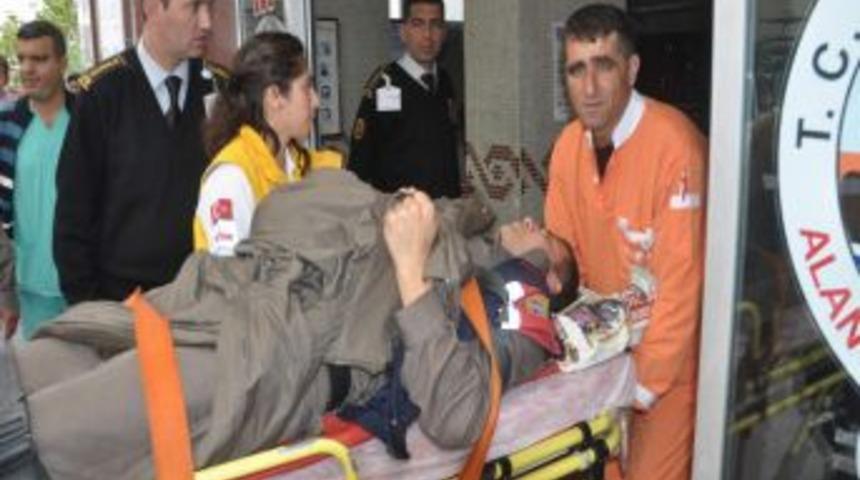 Alanya'da Askeri Ara&ccedil; Devrildi: 3 Er Yaralandı