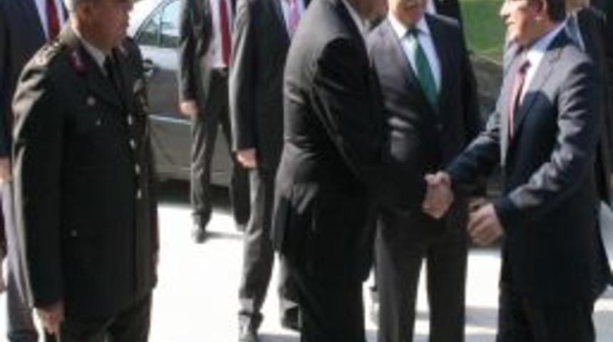 Dışişleri Bakanı Davutoğlu Sakarya'da