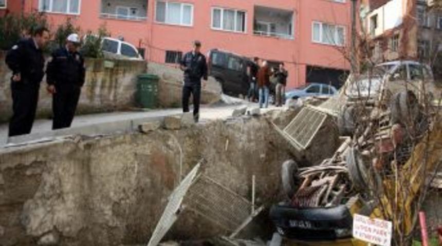 Belediyenin kamyonu, apartman boşluğuna u&ccedil;tu