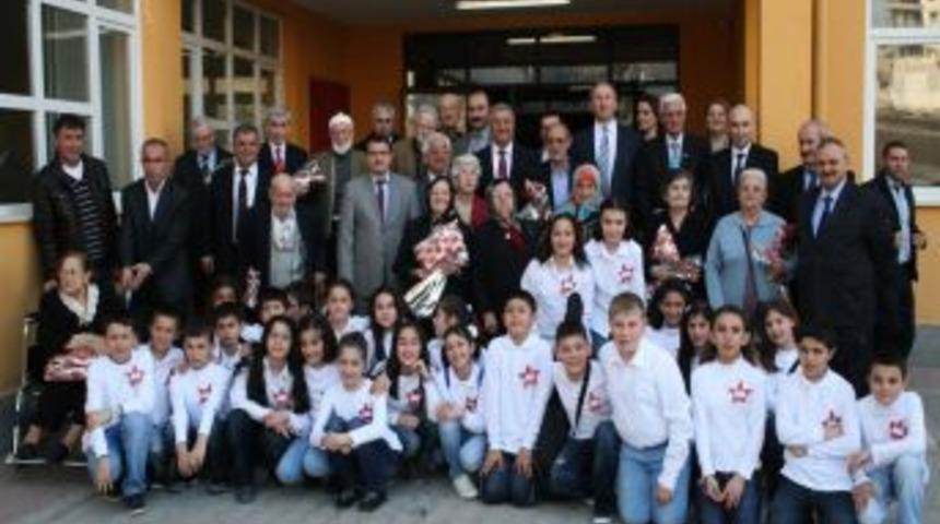 Minik &ouml;ğrenciler, huzurevi ziyaretini kitaplaştırdı