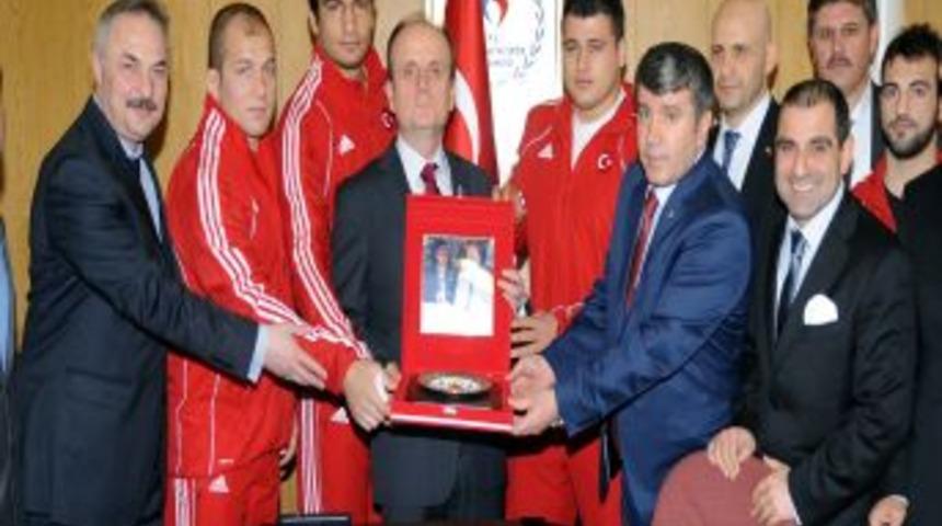 Spor Genel M&uuml;d&uuml;r&uuml; Baykan şampiyonları kabul etti