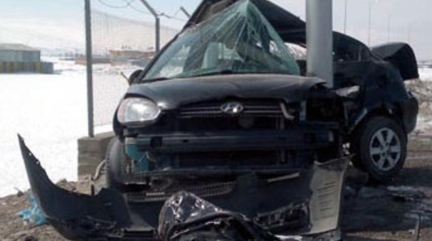 Direğe çarpan otomobilin sürücüsü öldü