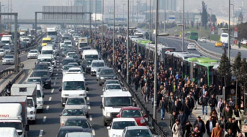 Metrobüs seferlerini durduran bomba paniği