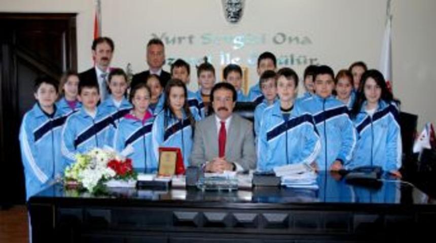 &Uuml;nye Belediyesi Halk Oyunları Ekibi'nden, Belediye Başkanı Arpacıoğlu'na ziyaret