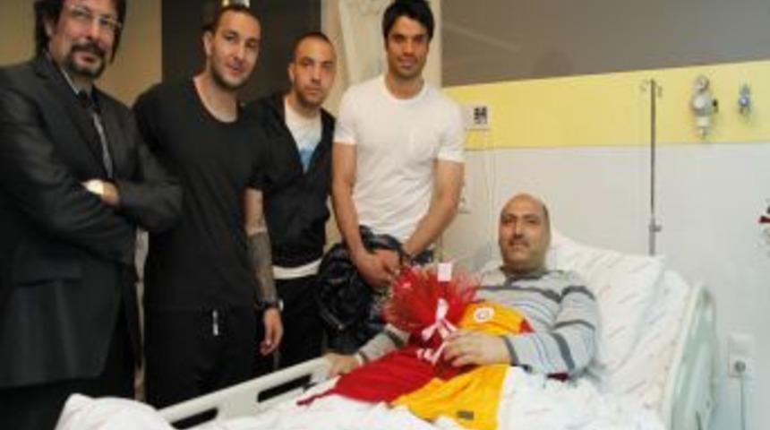Galatasaraylı futbolculardan anlamlı ziyaret