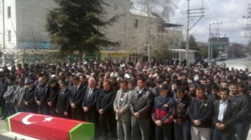 Silahlı saldırıda &ouml;ld&uuml;r&uuml;len meclis &uuml;yesi ve babasının cezaleri toprağa verildi