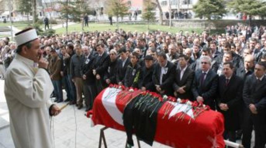 B&uuml;rosunda &ouml;ld&uuml;r&uuml;len avukatın cenazesi toprağa verildi